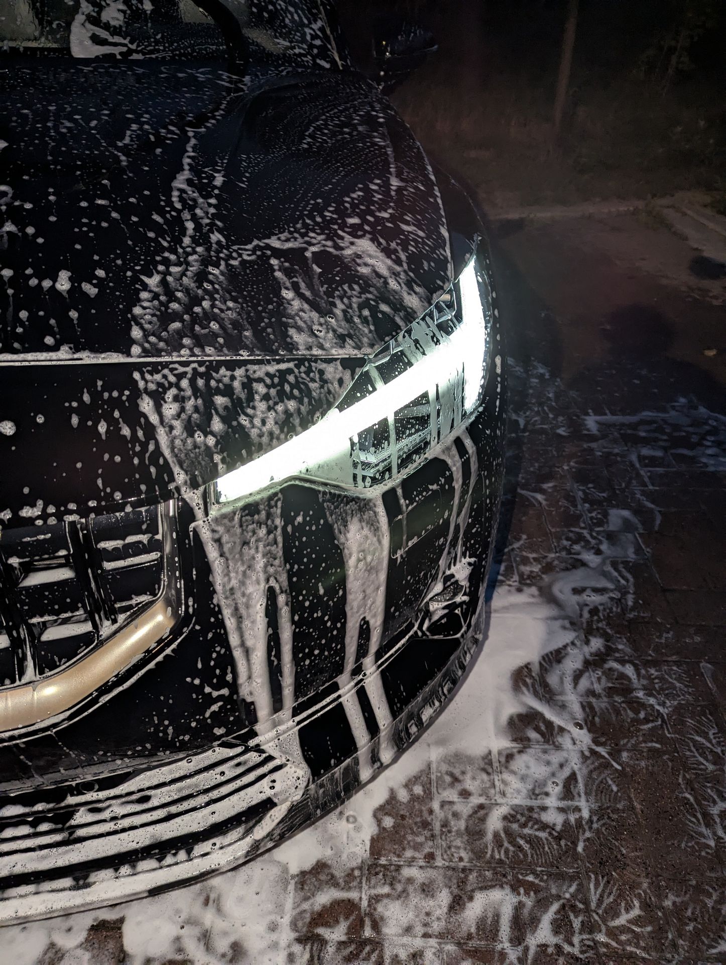 foam schuim op de koplampen van een polestar 2 